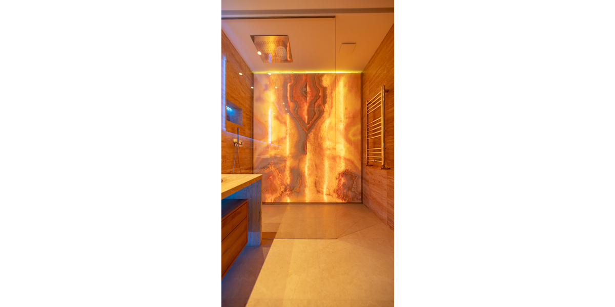 Badezimmer Onyx beleuchtet
